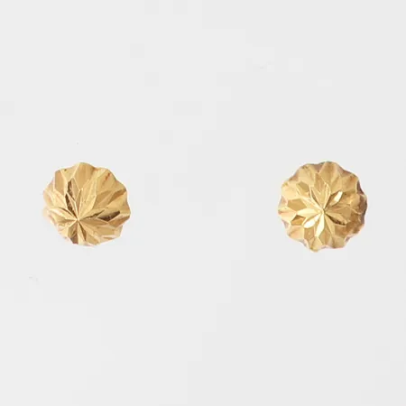 Ett par örhängen med dekor, Ø3,8mm, en snurrebuss saknas, skevt stift, 18K.  Vikt: 0,3 g