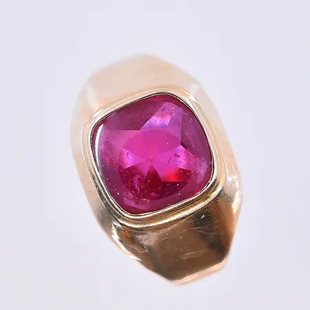 Ring med Cerise sten, stl 18½, bredd 3-12 mm, 18K. Vikt: 3,3 g