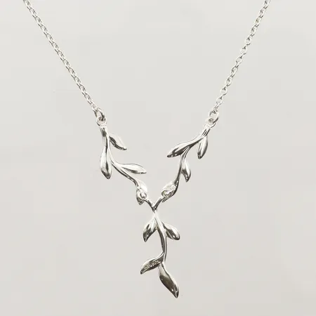 Collier med bladdekor, längd 42cm, bredd 1,8-29mm, GHA, 925/1000 silver  Vikt: 6,7 g
