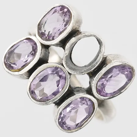 Ring med ametister, stl: 17, bredd: 2 - 14 mm, sten tappad ur fattning (medkommer), 925/1000 silver. Vikt: 3,4 g