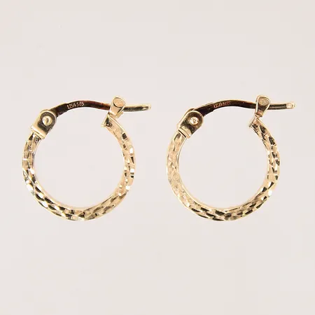 Ett par örhängen creoler, Ø13mm, bredd 1,5mm, fasetterade, missfärgade, 14K Vikt: 1 g