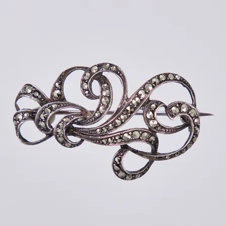 Brosch med markasiter längd ca 40mm, bredd ca 24mm, svensk importstämpel, silver Vikt: 7,9 g