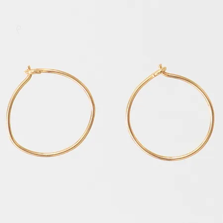 Ett par örhängen, creoler, Ø8,5mm, bredd 0,4mm, 18K. Vikt: 0,2 g