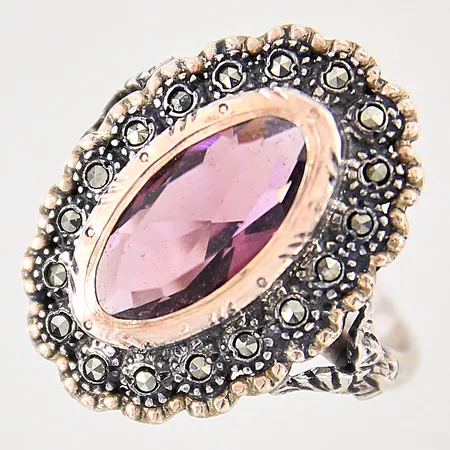 Ring med lila sten samt markasiter, stl 18¼, bredd 2-24mm, lila sten med mindre nagg, silver 925/1000 Vikt: 8,6 g