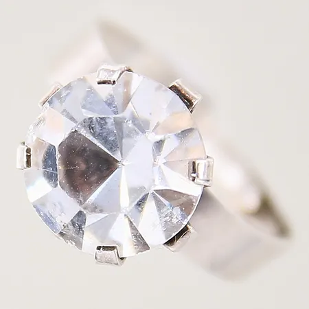 Ring med vit sten, ställbar storlek ca 19-20, bredd 3-13mm, sten med nagg, något skev skena, silver 925/1000 Vikt: 4 g
