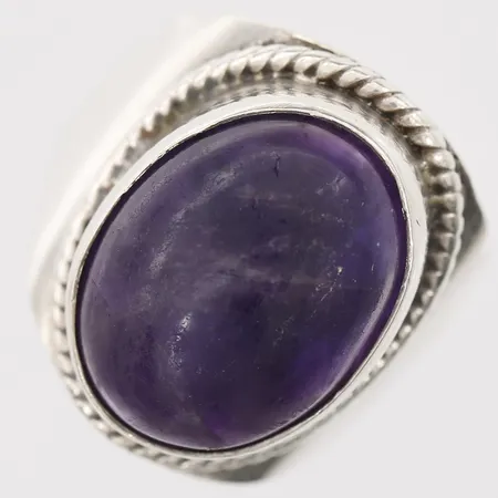 Ring med ametist, stl: 17, bredd: 3 - 21 mm, ojämnheter på skena, sten lös i fattning, kraftigt slitage på sten, 925/1000 silver. Vikt: 7,6 g