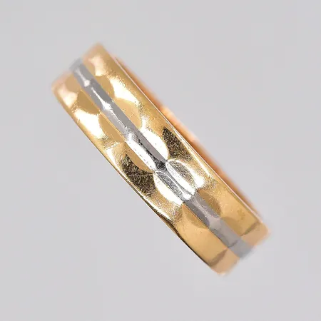 Ring, stl 15¾, bredd ca 5mm, vitguldsdetaljer, gravyr, 18K Vikt: 4,4 g