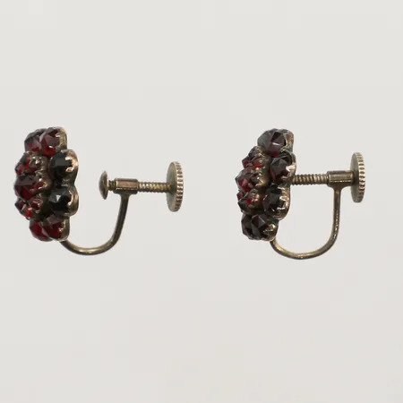 Ett par örhängen med granater, Ø13mm, skruvlås, silver Vikt: 3,8 g