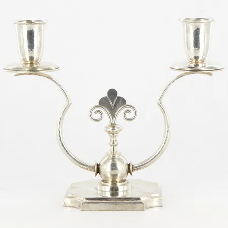 Ljusstake med två armar 15x18cm, Hallbergs guldsmed år 1929, bottenfylld, silver 830/1000 Bruttovikt: 282,1 g Vikt: 0 g