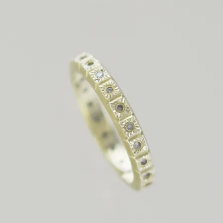 Ring med diamater 0,11ct, Ø16,45mm bredd 3 mm, 14k  Vikt: 3,2 g
