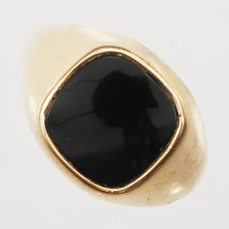 Klackring med onyx, stl 19½, bredd 2,6-13,5mm, skev, 18K Vikt: 3,5 g