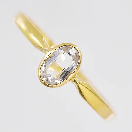 Ring med vit sten, stl 18, repig, 18K Vikt: 1,5 g