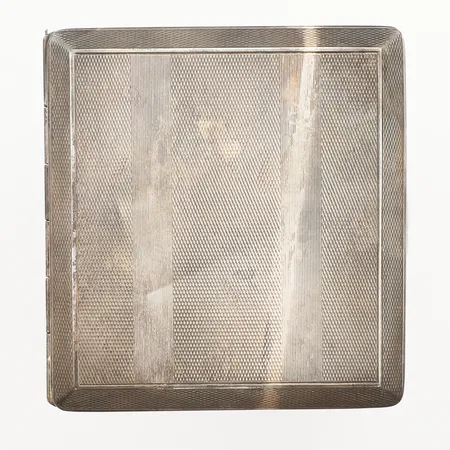 Cigarettetui, längd 9cm, bredd 8,5cm, gravyr, defekt, går ej att stänga, 830/1000 silver Vikt: 113,2 g