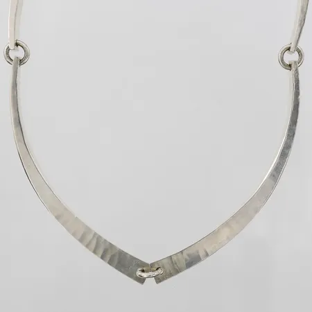 Collier, formgivet av  Kerstin Öhlin Lejonklou, Östersund år 2010, längd: ca 40 cm, bredd: 2-8 mm, 925/1000 silver. Vikt: 65,6 g