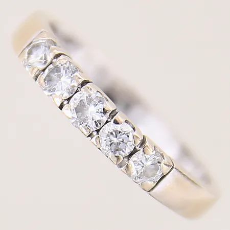 Ring med diamanter 5 x ca 0,10ct, stl 18, bredd 2,8-3,1mm, behov av omrodiering, vitguld, 18K Vikt: 3,5 g