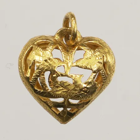 Hänge hjärta med genombruten dekor, längd 16,5mm inklusive ögla, bredd 15mm, 21K Vikt: 1,9 g