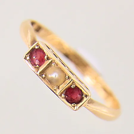 Ring med röda stenar samt odlad pärla, stl 17½, bredd 2-3,5mm, gravyr, 18K  Vikt: 1,8 g