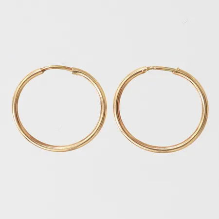 Ett par örhängen, creoler, Ø10,5mm, bredd 1mm, skeva, 14K. Vikt: 0,4 g