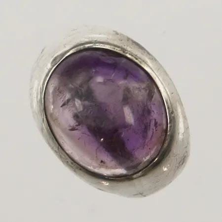 Klackring med Ametist, stl 16½, bredd 14mm, gravyr, silver Vikt: 6 g