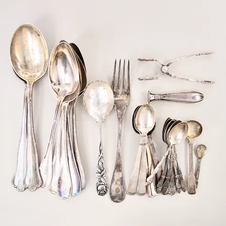 Diverse silverföremål, skeva, gravyr, silver 830/1000 Vikt: 696 g