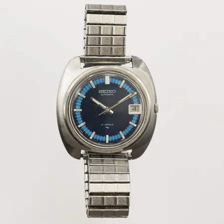 Herrur Seiko, automat, datum, mörk urtavla med stavindex, referensnr 7005-7080, serienr 102949, repigt glas, repig boett, flexarmband, 1970-tal, inga tillbehör
