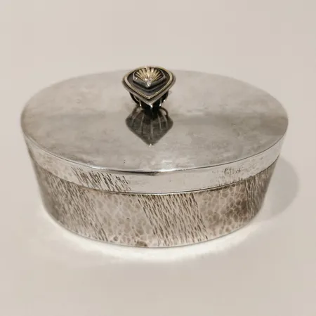 Ask med dekor av diamanter 3x ca 0,001ct, hamrad dekor, längd 12cm, bredd 7,5cm, höjd 6cm, förgylld, 1994, 925/1000 silver Vikt: 247,7 g