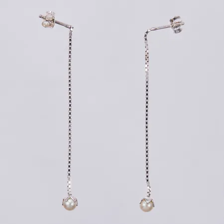 Ett par örhängen med plastpärlor längd: ca 5,2cm bredd. ca 1-4mm, 925/1000 silver  Vikt: 0,9 g