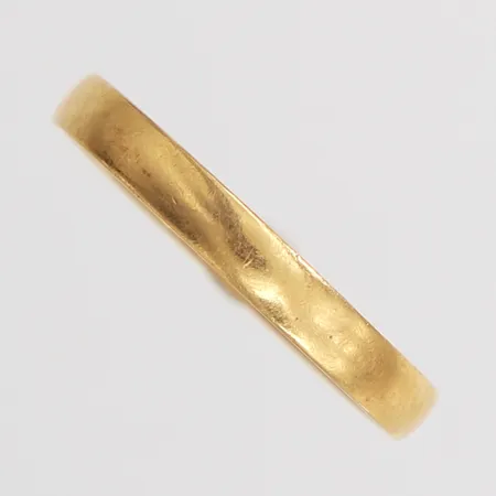 Ring slät, stl: 16½, bredd 2,5mm, gravyr, 18K.  Vikt: 2,2 g