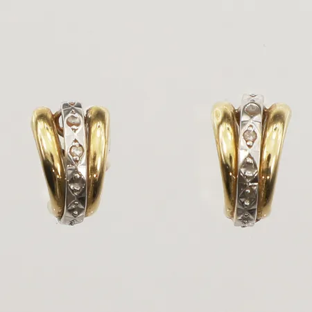 Ett par örhängen med diamanter 2x ca 0,01ct, längd 13,7mm, bredd 7,8mm, tvåfärgade, snurrebussar saknas, GHA, 18K Vikt: 2,2 g