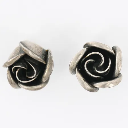 Ett par örhängen rosor, ca Ø9mm, omaka snurrebussar, slitage, den ena snurrebussen ej stämplad, mestadels 925/1000 silver.  Vikt: 1,8 g