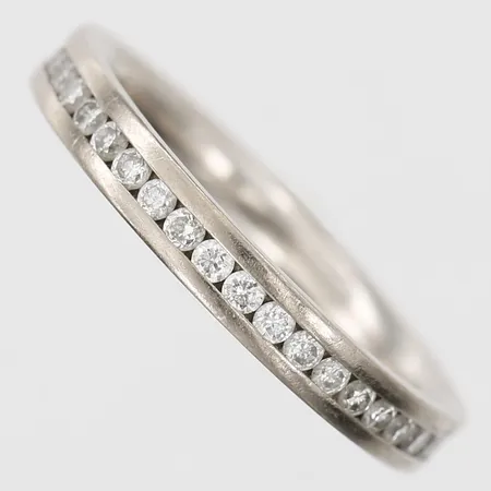 Ring, helallians, med briljantslipade diamanter ca 40 x 0,01ct, stl: 15¼, 18K vitguld Vikt: 2,1 g