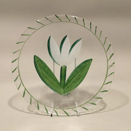 Fat, Kosta Boda, vit Tulpan, av Ulrica Hydman-Vallien, Ø ca 32cm, handmålat glas, Skickas med postpaket.