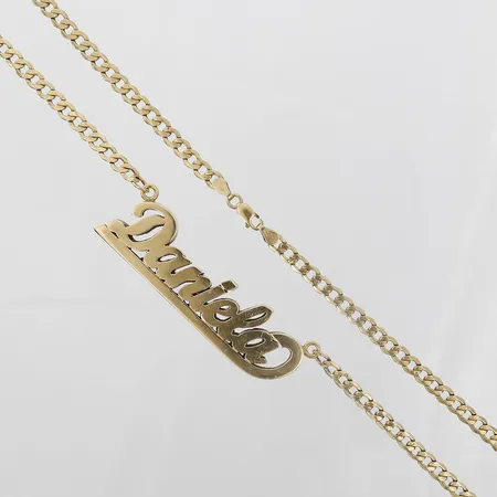 Collier med namnbricka, längd 62cm, höjd på hänge 18mm, 18K guld Vikt: 60,8 g