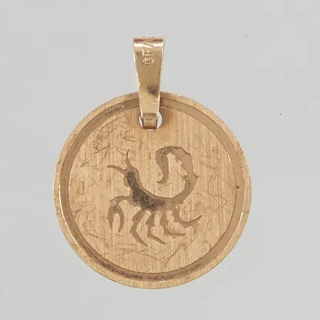 Hänge, gravyr, skadad 18K 0,8g.