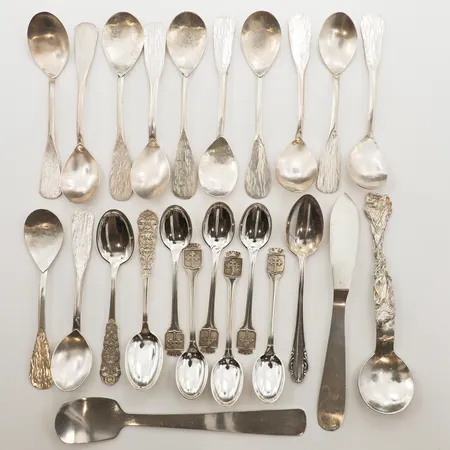 23 skedar i olika modeller, en kniv, 830/1000 silver Vikt: 342,8 g