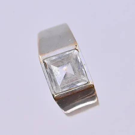 Ring med vit sten, stl 14, bredd 3-7 mm, vitguld, behov av rodiering, 18K. Vikt: 2,3 g