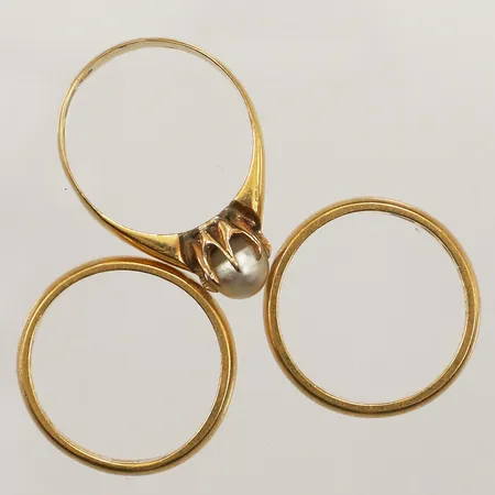 Tre ringar, stl 18-18½, pärla, gravyr, 23K Vikt: 17,3 g