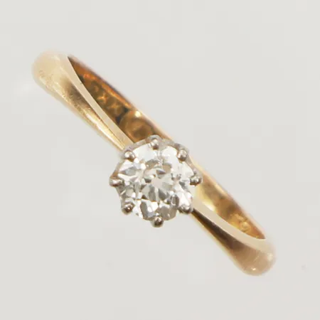 Ring med gammalslipad diamant ca 0,35ct, flertal nagg på rondist, stl 16¼, bredd 2,2-5,3mm, Stockholm år 1936, gravyr, 18K Vikt: 2,6 g