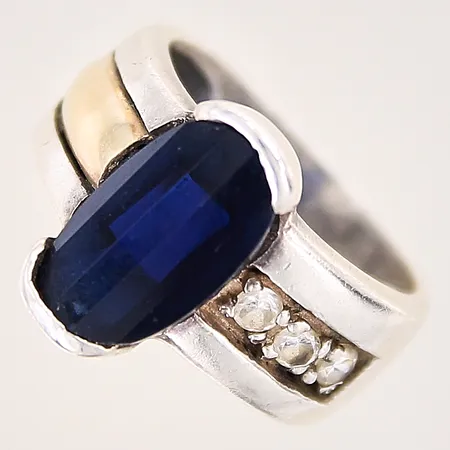 Ring med blå samt vita stenar, stl 17¾, bredd 8-15,5mm, detalj i 18K, en klo fattas, skev, silver 925/1000 Vikt: 7,5 g