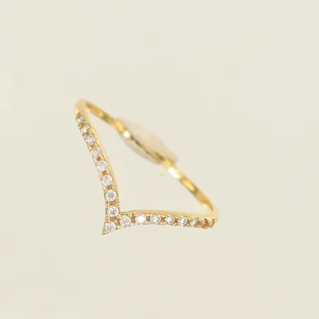 Ring med vita stenar, stl 17¾, bredd 1-8mm, två stenar saknas, 18K, 0,9g Vikt: 0,9 g