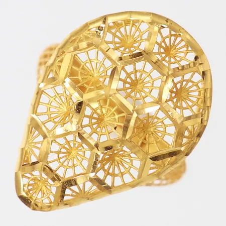Ring med filigranarbete, stl: 18, bredd 2,5-25mm, 21K.  Vikt: 2,9 g