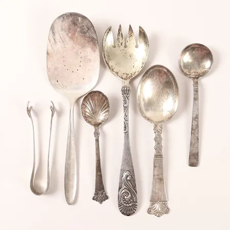 Diverse bestickdelar, norska stämplar, bland annat fiskspade, längd 14,-24,5cm, slitage, 830/1000 silver. Vikt: 299,3 g