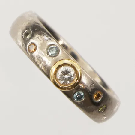 Ring diamanter 1x ca0,16ct, 6xca0,001ct, färgbehandlade, 0,225ct enligt gravyr, stl 17¾, bredd 5mm, vitguld, 18K Vikt: 7,2 g