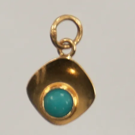 Hänge med turkos sten, längd 13,5mm inklusive ögla, bredd 8,7mm, 18K  Vikt: 0,4 g