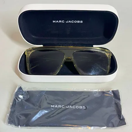 Solglasögon Marc Jacobs fodral och oanvänd putsduk, gula med svart glas, små repor, inköpta 2020, nypris 1649kr