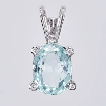 Hänge med Akvamarin ca 1x2,95ct och diamanter ca 4x0,01ct, längd: ca 1,8cm, bredd: ca 10mm, vitguld 14K Vikt: 2,4 g