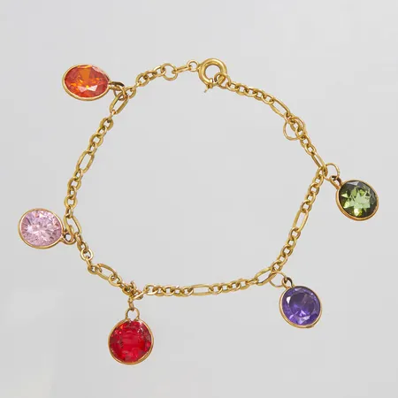 Armband med 5 berlocker med cubic zirconia samt glas i olika färger Ø11mm, längd: 19,7cm, en extra ögla för berlocker, 18K, bruttovikt 8,8g Vikt: 8,8 g