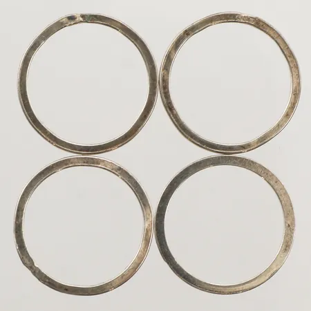 Fyra ringar, stl 16¼, bredd 1,5mm, 925/1000 silver Vikt: 4,9 g