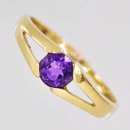 Ring med lila sten, stl 17½, 18K Vikt: 1,8 g