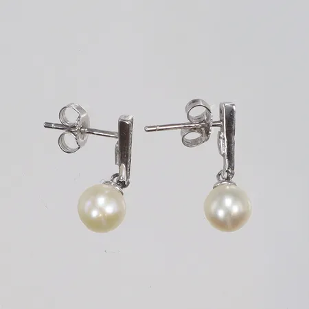Ett par Örhängen i vitguld med odlade pärlor samt vita stenar 6x16mm, hängande modell, 14K Vikt: 1,6 g